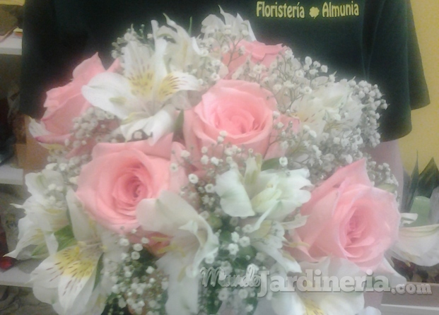 Ramo de novia con rosas, alstroemerias y paniculata