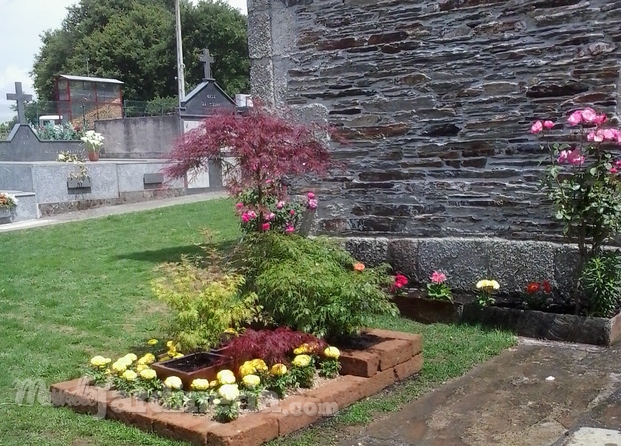 Jardinera desmontable instalada en una iglesia para una celebración de primera comunión