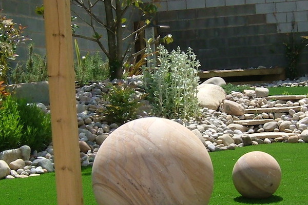 ¿Dónde encontrar esferas de granito de varios tamaños para decoración de jardín?