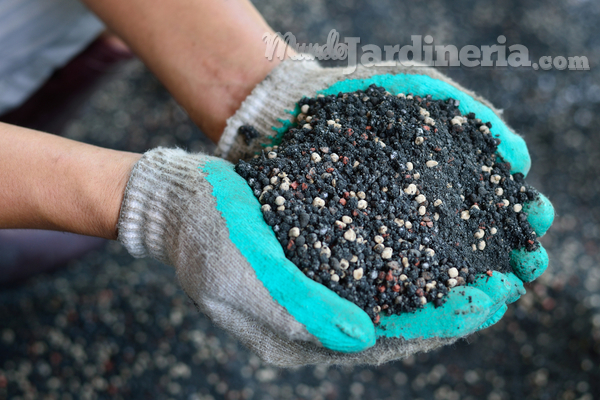 La importancia del abono orgánico en los jardines