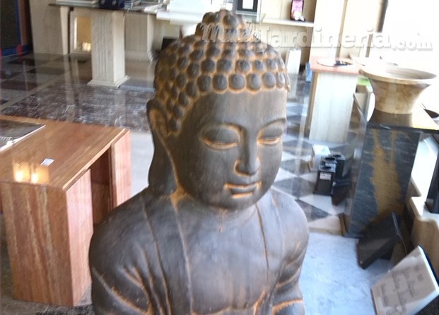 Figura de Buda color óxido de 58 cm de altura, también disponible en fuente.