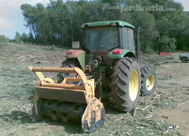 TRACTOR CON TRITURADORA