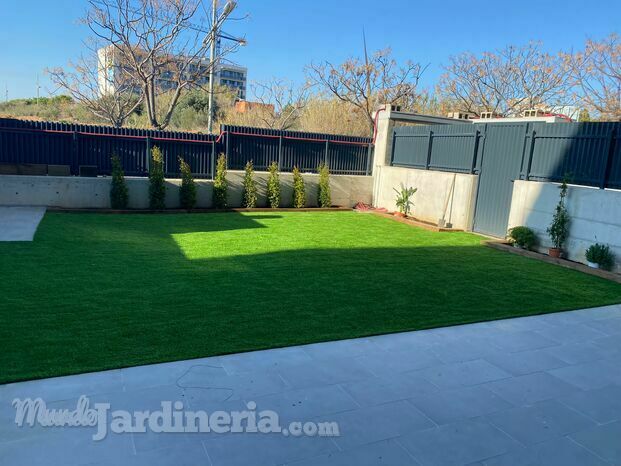 Instalación de cesped artificial, creación de jardineras con traviesa y plantación de setos.