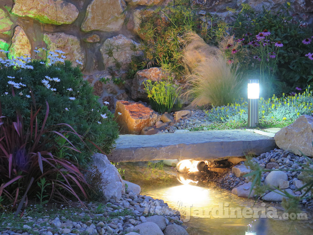 Iluminación jardín puente de piedra proyectores acuáticos balizas