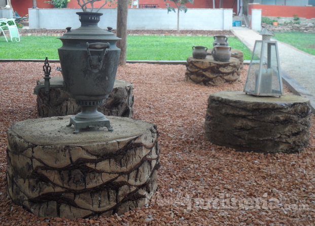 Detalle de museo en jardín particular