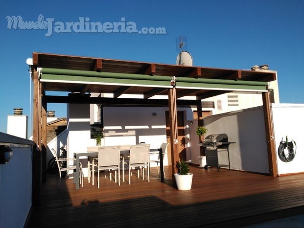 Terraza con tarima y pérgola