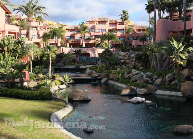 Jardines y fuente con piedras decorativas 