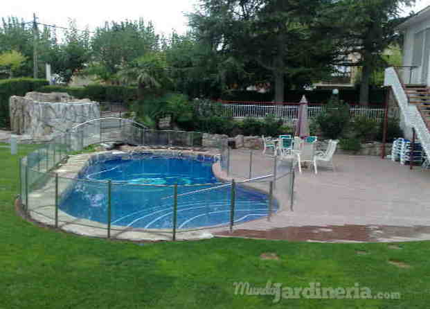 Jardín, piscina y tarima