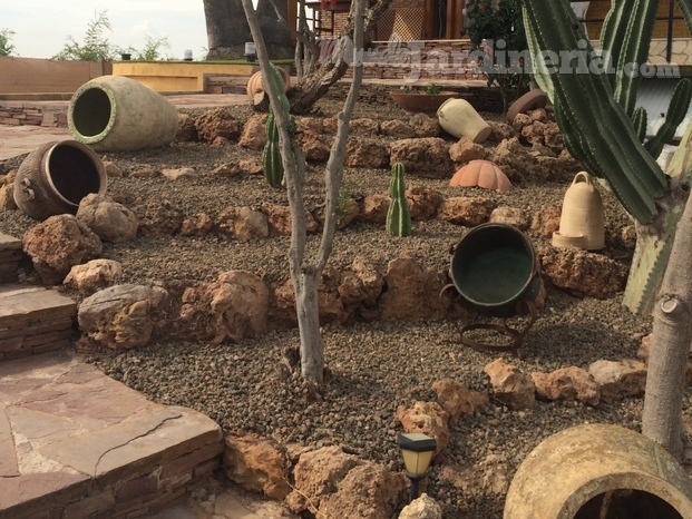 Jardineras de piedra volcanica