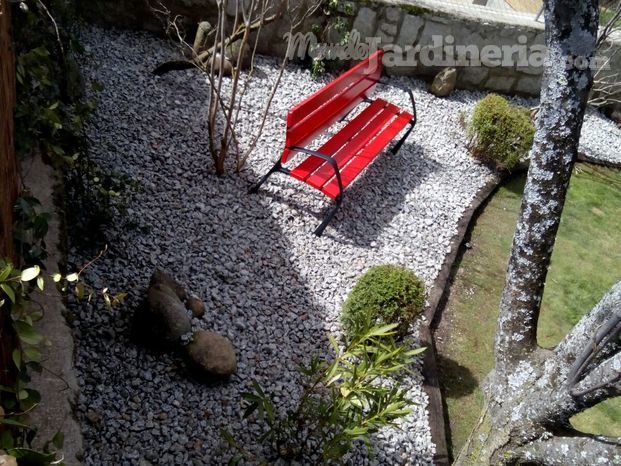 banco rojo sobre piedra gris