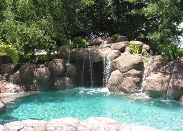 piscina con rocas