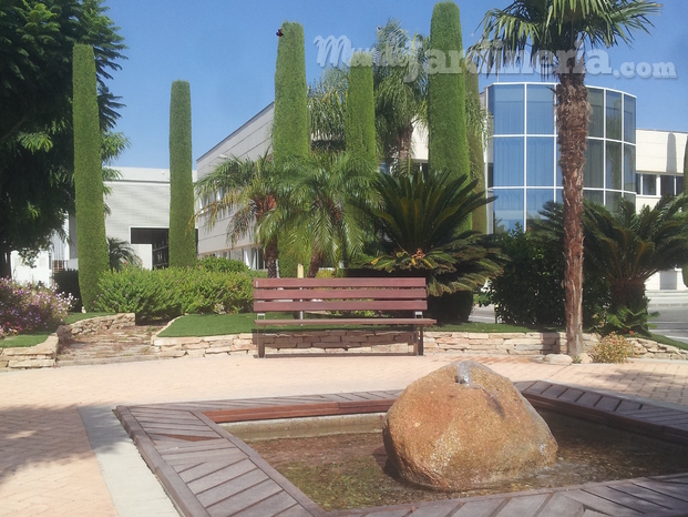 Jardines de entrada a la fábrica de Jabones Linasa