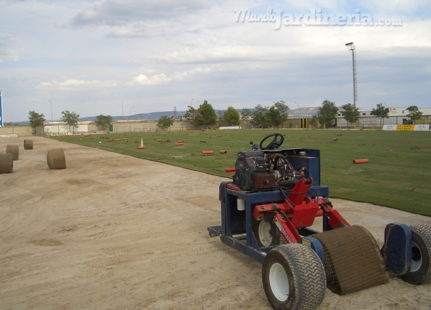 Instalación de tepe en campo de fútbol