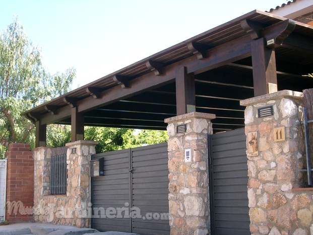 Pérgola de madera con techo de madera