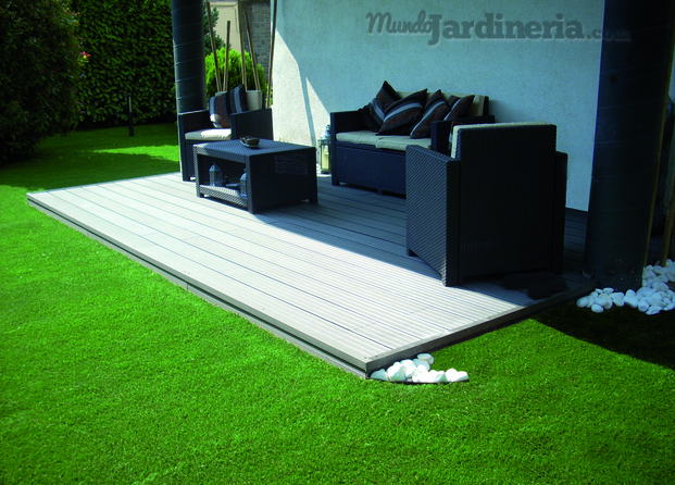 Jardín creado con productos Verdinia: césped + tarima + muebles + piedras