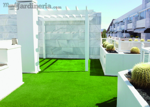 Instalación real: terraza con césped Verdinia