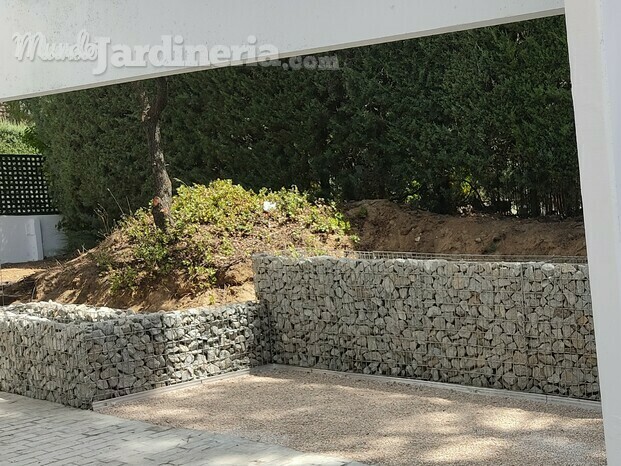 Muro de contención realizado con gaviones jardinera