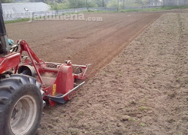 Preparación terreno para siembra en campo de fútbol